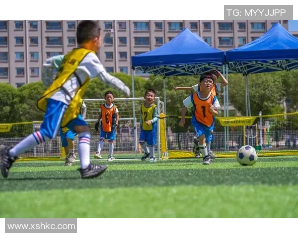 《从街头到绿茵场足球少年逆袭路》